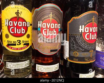 BELGRAD, SERBIEN - 18. DEZEMBER 2020: Logo des Havana Clubs auf Flaschen zum Verkauf in Belgrad. Havana Club ist eine kubanische Marke von Rum, Teil von pernod Ricard Stockfoto