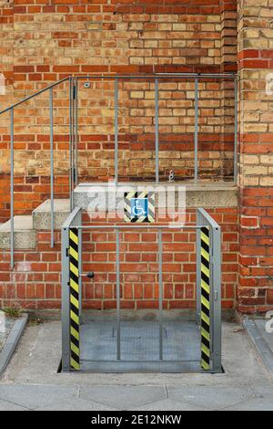 Außenlift für behinderte Menschen in EINEM öffentlichen Gebäude in Berlin Stockfoto