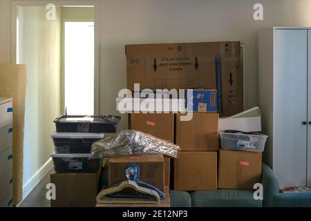 Verpackt Haushaltsgegenstände in Kartons, Reinigung Dinge für den Umzug in ein neues Zuhause Stockfoto