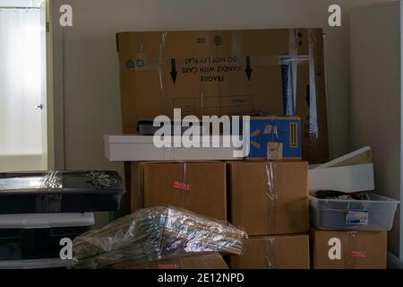 Verpackt Haushaltsgegenstände in Kartons, Reinigung Dinge für den Umzug in ein neues Zuhause Stockfoto