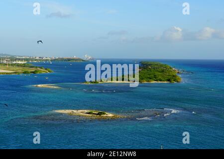 Die Luftaufnahme der kleinen Inseln entlang der Bucht bei Oranjestad, Aruba Stockfoto