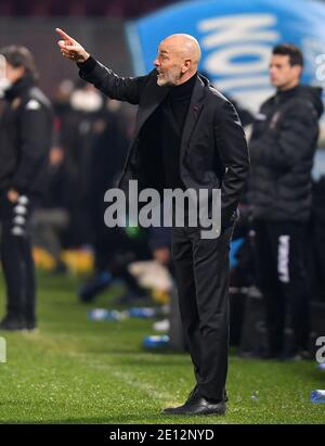 Benevento, Italien. Januar 2021. AC Milan's Cheftrainer Stefano Pioli Gesten während einer Serie A Spiel zwischen Benevento und AC Mailand in Benevento, Italien, 3. Januar 2021. Quelle: Daniele Mascolo/Xinhua/Alamy Live News Stockfoto