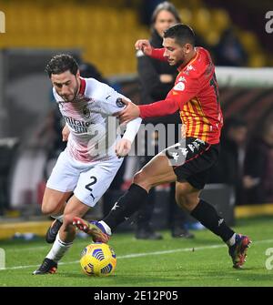 Benevento, Italien. Januar 2021. Der AC Mailand Davide Calabria (L) steht mit Benevento Gianluca Caprari während eines Serie A-Spiels zwischen Benevento und AC Milan in Benevento, Italien, 3. Januar 2021. Quelle: Daniele Mascolo/Xinhua/Alamy Live News Stockfoto