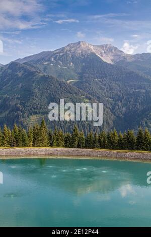 In Den Idyllischen Kleinen Stauseen Wird Das Ganze Jahr Über Wasser Gesammelt, Um Im Winter Die Beliebten Skipisten Am Grubigstein Zu Schneiten Stockfoto