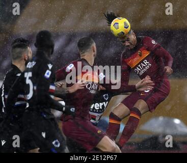 Rom, Italien. Januar 2021. Roma's Chris Smalling (1st R) führt für den Ball während eines Serie A-Spiels zwischen Roma und Sampdoria in Rom, Italien, 3. Januar 2021. Quelle: Augusto Casasoli/Xinhua/Alamy Live News Stockfoto