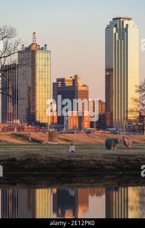 Wunderschöne Aussicht auf die Innenstadt von Dallas, Texas Skyline während des Sonnenuntergangs. Stockfoto