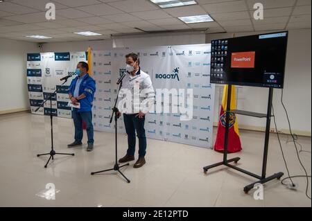 Der Oberbürgermeister Luis Ernesto Gomez, rechts, zusammen mit dem Gesundheitsminister Alejandro Gomez, links, kündigen neue sektorisierte Quarantäne vom 5. Januar an Stockfoto