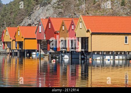 Traditionelle Bootshütten Am Hafen Von Hollen In Vest Agder Stockfoto