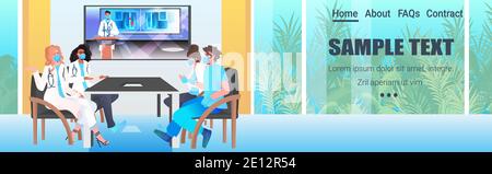 Mix Rennen Ärzte Team mit virtuellen Konferenz medizinische Spezialisten in Masken diskutieren während Videoanruf Coronavirus Pandemiekonzept horizontal voll Vektorgrafik für Länge und Kopiespeicherplatz Stock Vektor
