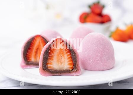 Japanische traditionelle süße Daifuku mit frischer Erdbeere Stockfoto