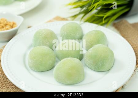 Chinesische Dessert Mochi mit gemahlenem Erdnusszucker Füllung Stockfoto