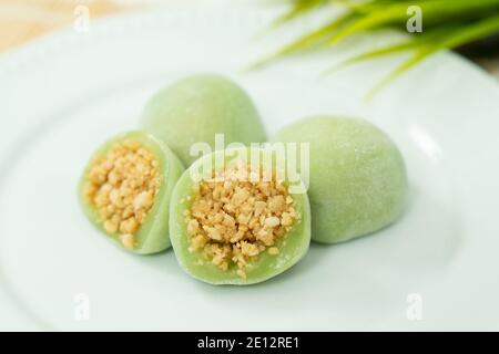 Chinesische Dessert Mochi mit gemahlenem Erdnusszucker Füllung Stockfoto