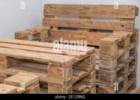 Rustikale Möbel Aus Holzpaletten - Nachhaltigkeit Massivholz Möbel Upcycling Stockfoto