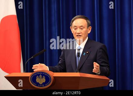 Tokio, Tokio, Japan. Januar 2021. Der japanische Premierminister Yoshihihide Suga hält am 4. Januar 2021 in seiner offiziellen Residenz in Tokio eine Neujahrspressekonferenz ab. Suga betrachtet eine Notstandserklärung in Tokio und drei benachbarten Präfekturen als Pandemie des neuen Coronavirus. Quelle: POOL/ZUMA Wire/Alamy Live News Stockfoto