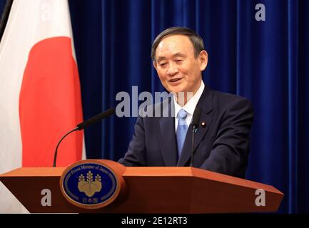 Tokio, Tokio, Japan. Januar 2021. Der japanische Premierminister Yoshihihide Suga hält am 4. Januar 2021 in seiner offiziellen Residenz in Tokio eine Neujahrspressekonferenz ab. Suga betrachtet eine Notstandserklärung in Tokio und drei benachbarten Präfekturen als Pandemie des neuen Coronavirus. Quelle: POOL/ZUMA Wire/Alamy Live News Stockfoto