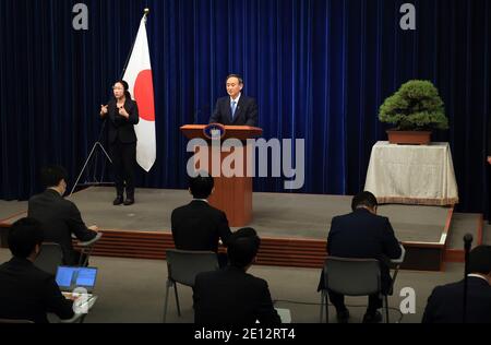 Tokio, Tokio, Japan. Januar 2021. Der japanische Premierminister Yoshihihide Suga hält am 4. Januar 2021 in seiner offiziellen Residenz in Tokio eine Neujahrspressekonferenz ab. Suga betrachtet eine Notstandserklärung in Tokio und drei benachbarten Präfekturen als Pandemie des neuen Coronavirus. Quelle: POOL/ZUMA Wire/Alamy Live News Stockfoto