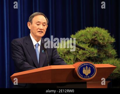 Tokio, Tokio, Japan. Januar 2021. Der japanische Premierminister Yoshihihide Suga hält am 4. Januar 2021 in seiner offiziellen Residenz in Tokio eine Neujahrspressekonferenz ab. Suga betrachtet eine Notstandserklärung in Tokio und drei benachbarten Präfekturen als Pandemie des neuen Coronavirus. Quelle: POOL/ZUMA Wire/Alamy Live News Stockfoto