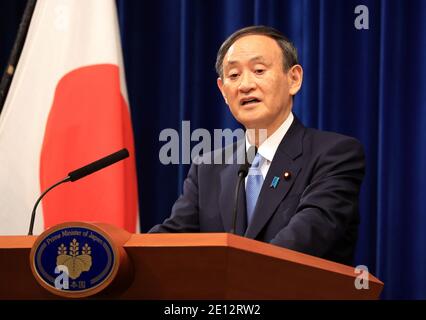 Tokio, Tokio, Japan. Januar 2021. Der japanische Premierminister Yoshihihide Suga hält am 4. Januar 2021 in seiner offiziellen Residenz in Tokio eine Neujahrspressekonferenz ab. Suga betrachtet eine Notstandserklärung in Tokio und drei benachbarten Präfekturen als Pandemie des neuen Coronavirus. Quelle: POOL/ZUMA Wire/Alamy Live News Stockfoto