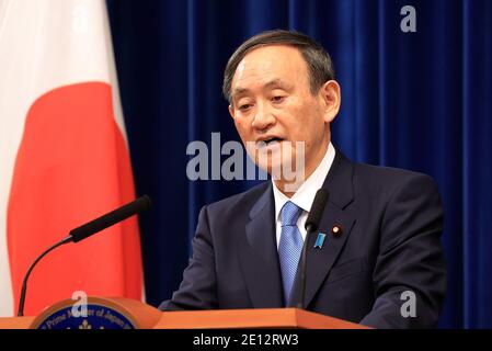 Tokio, Tokio, Japan. Januar 2021. Der japanische Premierminister Yoshihihide Suga hält am 4. Januar 2021 in seiner offiziellen Residenz in Tokio eine Neujahrspressekonferenz ab. Suga betrachtet eine Notstandserklärung in Tokio und drei benachbarten Präfekturen als Pandemie des neuen Coronavirus. Quelle: POOL/ZUMA Wire/Alamy Live News Stockfoto