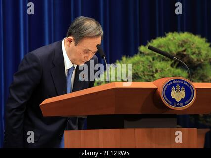 Tokio, Tokio, Japan. Januar 2021. Der japanische Premierminister Yoshihihide Suga beugt sich wie bei einer Neujahrspressekonferenz am 4. Januar 2021 in seiner offiziellen Residenz in Tokio. Suga betrachtet eine Notstandserklärung in Tokio und drei benachbarten Präfekturen als Pandemie des neuen Coronavirus. Quelle: POOL/ZUMA Wire/Alamy Live News Stockfoto