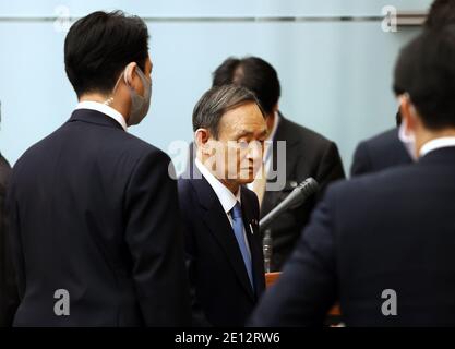 Tokio, Tokio, Japan. Januar 2021. Der japanische Premierminister Yoshihihide Suga verlässt am 4. Januar 2021 eine Neujahrspressekonferenz in seiner offiziellen Residenz in Tokio. Suga betrachtet eine Notstandserklärung in Tokio und drei benachbarten Präfekturen als Pandemie des neuen Coronavirus. Quelle: POOL/ZUMA Wire/Alamy Live News Stockfoto