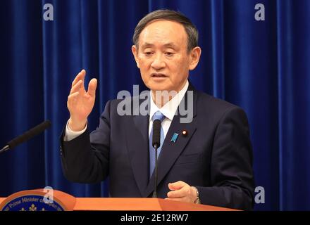 Tokio, Tokio, Japan. Januar 2021. Der japanische Premierminister Yoshihihide Suga hält am 4. Januar 2021 in seiner offiziellen Residenz in Tokio eine Neujahrspressekonferenz ab. Suga betrachtet eine Notstandserklärung in Tokio und drei benachbarten Präfekturen als Pandemie des neuen Coronavirus. Quelle: POOL/ZUMA Wire/Alamy Live News Stockfoto