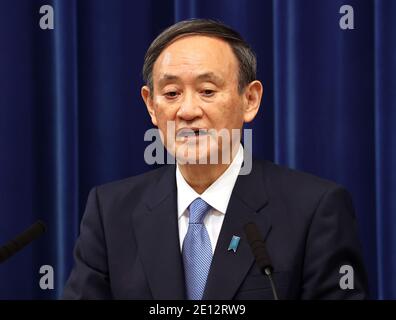 Tokio, Tokio, Japan. Januar 2021. Der japanische Premierminister Yoshihihide Suga hält am 4. Januar 2021 in seiner offiziellen Residenz in Tokio eine Neujahrspressekonferenz ab. Suga betrachtet eine Notstandserklärung in Tokio und drei benachbarten Präfekturen als Pandemie des neuen Coronavirus. Quelle: POOL/ZUMA Wire/Alamy Live News Stockfoto