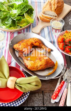 Gegrilltes Hähnchen Und Frische Salate Stockfoto