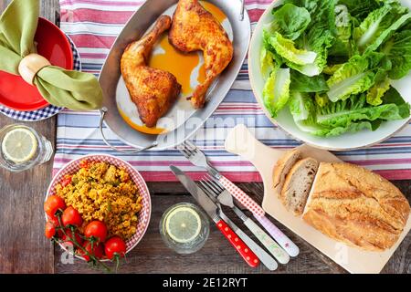 Gegrilltes Hähnchen Und Frische Salate Stockfoto