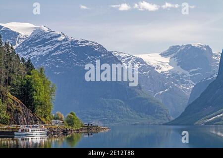 Der Idyllische See Lovatnet Vor Den Mächtigen Gletschern Der Jostedalsbreen Zieht Viele Besucher An Stockfoto