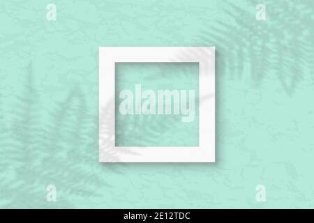 Das quadratische Blatt aus weißem strukturiertem Papier auf dem grünen Wandhintergrund. Mockup mit einer Überlagerung von Pflanzenschatten. Natürliches Licht wirft Schatten aus dem Stockfoto
