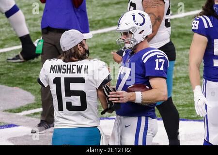 Indianapolis, Indiana, USA. Januar 2021. Jacksonville Jaguars Quarterback Gardner Minshew II (15) und Indianapolis Colts Quarterback Philip Rivers (17) sprechen im Mittelfeld nach dem Spiel zwischen den Jacksonville Jaguars und den Indianapolis Colts im Lucas Oil Stadium, Indianapolis, Indiana. Quelle: Scott Stuart/ZUMA Wire/Alamy Live News Stockfoto