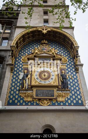 Die älteste öffentliche Uhr Frankreichs befindet sich auf dem Palais de la Cité, der Turm L'horloge ist Teil der Conciergerie auf der Isle de la Cité Stockfoto