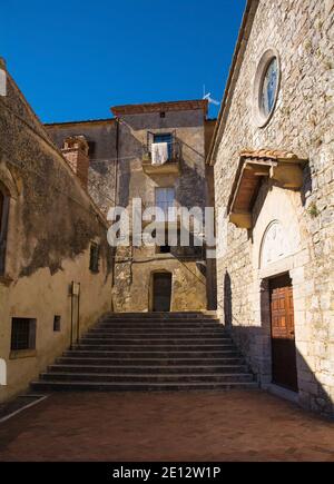 Die historische Pieve dei Santi Vincenzo e Anastasio aus dem 12. Jahrhundert, Pfarrkirche der Heiligen Vincent und Anastasio, im mittelalterlichen Dorf Semproniano Stockfoto