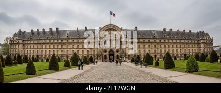 Paris Frankreich - 1. Mai 2013 Touristen im Hotel des Invalides Denkmal in Paris, Frankreich Stockfoto