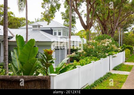 Haus im australischen hamptons Stil mit üppigem Grün und Weiß Garden, Avalon Beach, Sydney, Australien Stockfoto