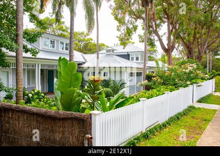 Haus im australischen hamptons Stil mit üppigem Grün und Weiß Garden, Avalon Beach, Sydney, Australien Stockfoto