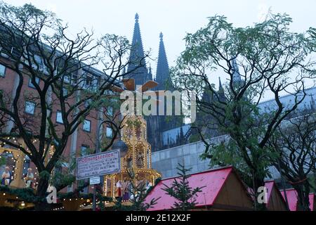 Weihnachtsmarkt oder Weihnachtsmarkt in der historischen Altstadt oder in der Altstadt von Köln. Stockfoto