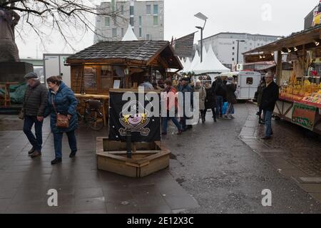 Der Kölner Hafen-Weihnachtsmarkt oder der Kölner Hafen-Weihnachtsmarkt hat ein nautisches Thema. Hier verkauft ein Piratenschiff Glühwein oder Gewürzwein. Stockfoto