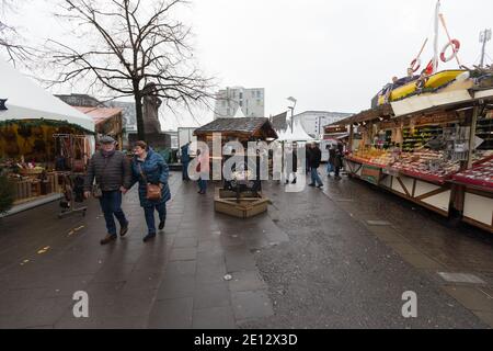 Köln, Deutschland der Kölner Hafen-Weihnachtsmarkt oder der Kölner Hafen-Weihnachtsmarkt hat ein nautisches Thema. Stockfoto
