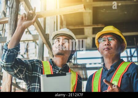 Zwei Techniker arbeiten auf der Baustelle, ein Ingenieur-Inspektor auf dem Werksgebäude Stockfoto