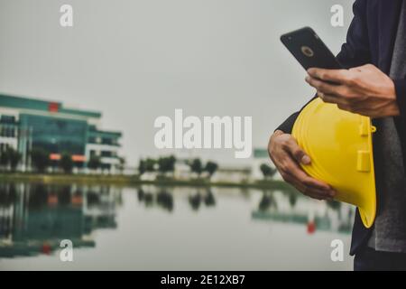 Geschäftsmann mit Hut auf Baugrundstück Stockfoto