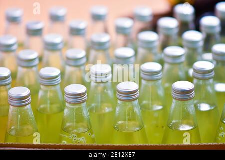 Getränkeflaschen werden auf einem Förderband in einem befördert Produktionswerk Stockfoto