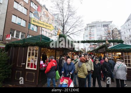 Weihnachtsmarkt oder Weihnachtsmarkt in der historischen Altstadt oder in der Altstadt von Köln. Stockfoto