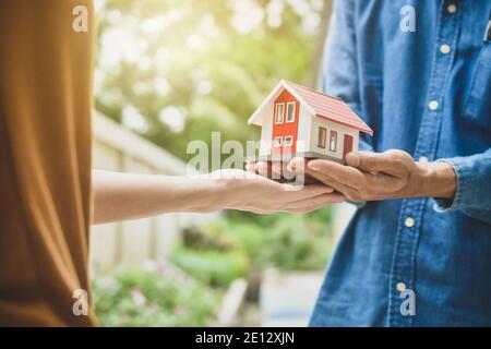 Mann Frauen halten zu Hause Modell Konzept Business Finance Investment Familie Miete Käufer Immobilien Stockfoto