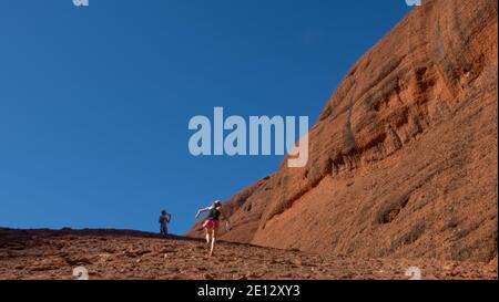 Touristen klettern Kata Tjuta, die Olgas, Northern Territory, Australien. Stockfoto