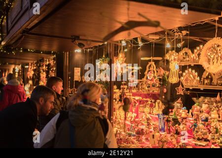 Die Einkäufer nutzen handgefertigte Holzornamente zum Verkauf auf dem Weihnachtsmarkt, dem Weihnachtsmarkt in der historischen Altstadt oder in der Altstadt von Col Stockfoto