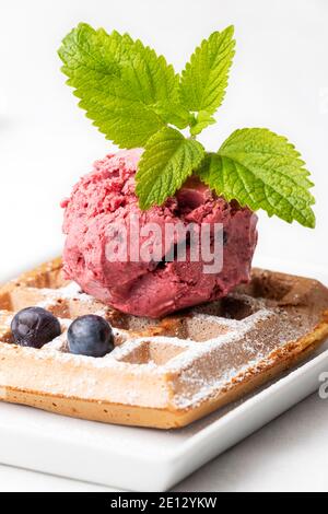 Heidelbeer-Eiscreme auf EINER Waffel Stockfoto