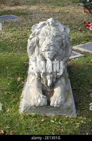 Chatsworth, California, USA 3. Januar 2021 EINE allgemeine Ansicht der Löwenstatue im Oakwood Memorial Park und Friedhof am 3. Januar 2021 in Chatsworth, California, USA. Foto von Barry King/Alamy Stockfoto Stockfoto