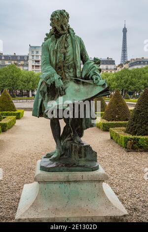 Statue von Jules Hardouin Mansart in den Gärten des Invalides in Paris, Frankreich, mit dem Eiffelturm im Hintergrund Stockfoto